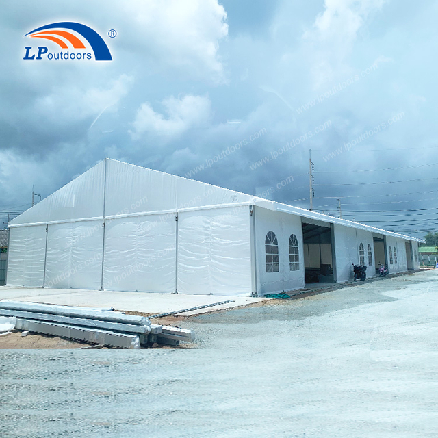 20-метровая белая временная промышленная палатка в качестве склада с многослойными стенами