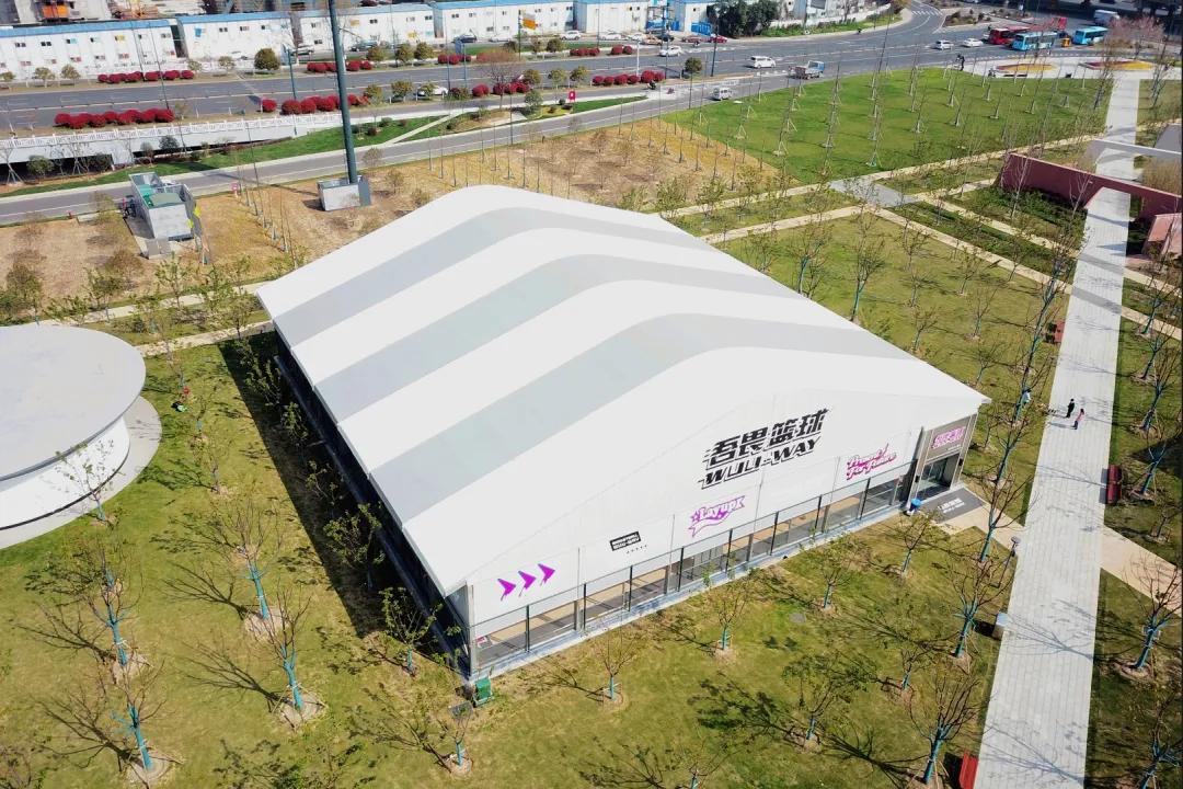 спортивная палатка в общественном парке