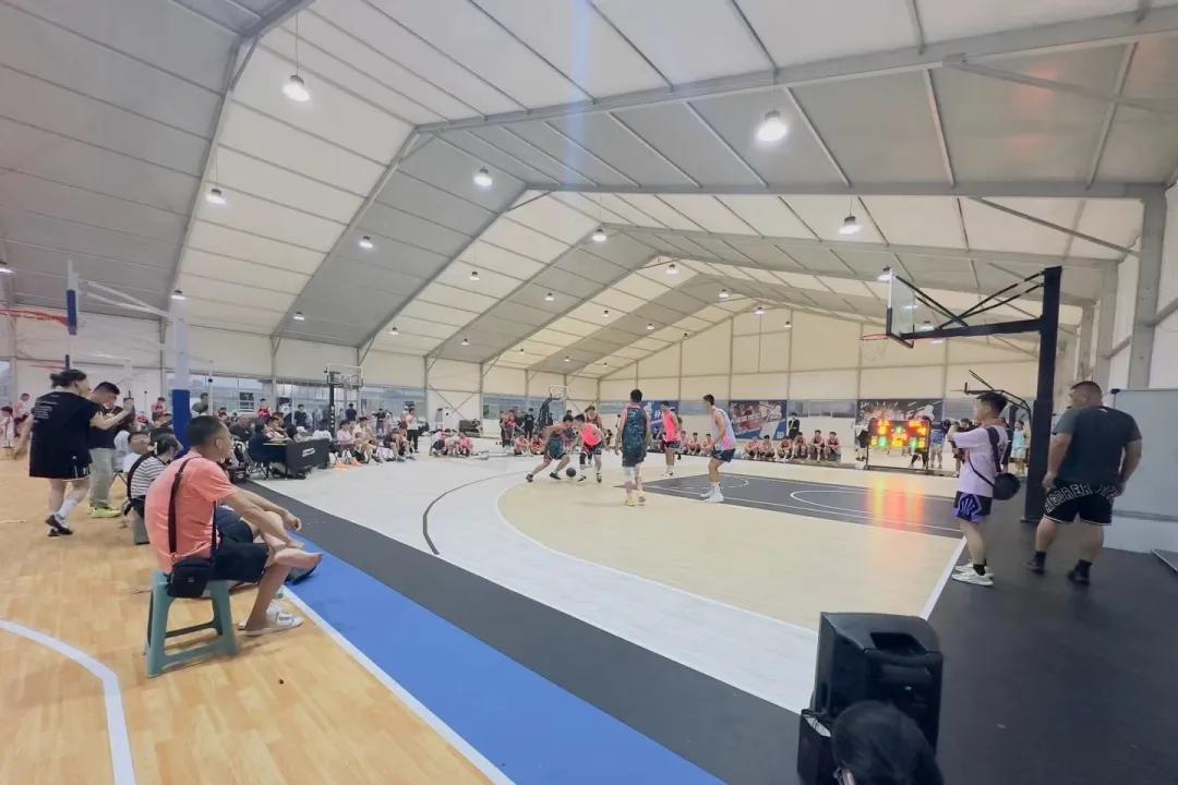 баскетбольная спортивная площадка