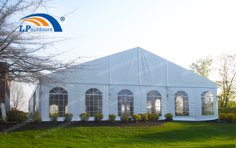 Церковная палатка для мероприятий на открытом воздухе позволяет большему количеству людей безопасно собираться вместе