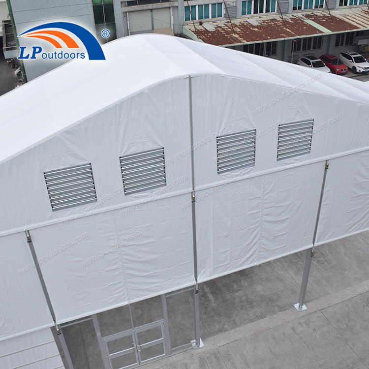 Двухслойная конструкция с прозрачным пролетом 21 м, палатка высотой по бокам 8 м для складского хранения и крупномасштабных мероприятий с вытяжным вентилятором